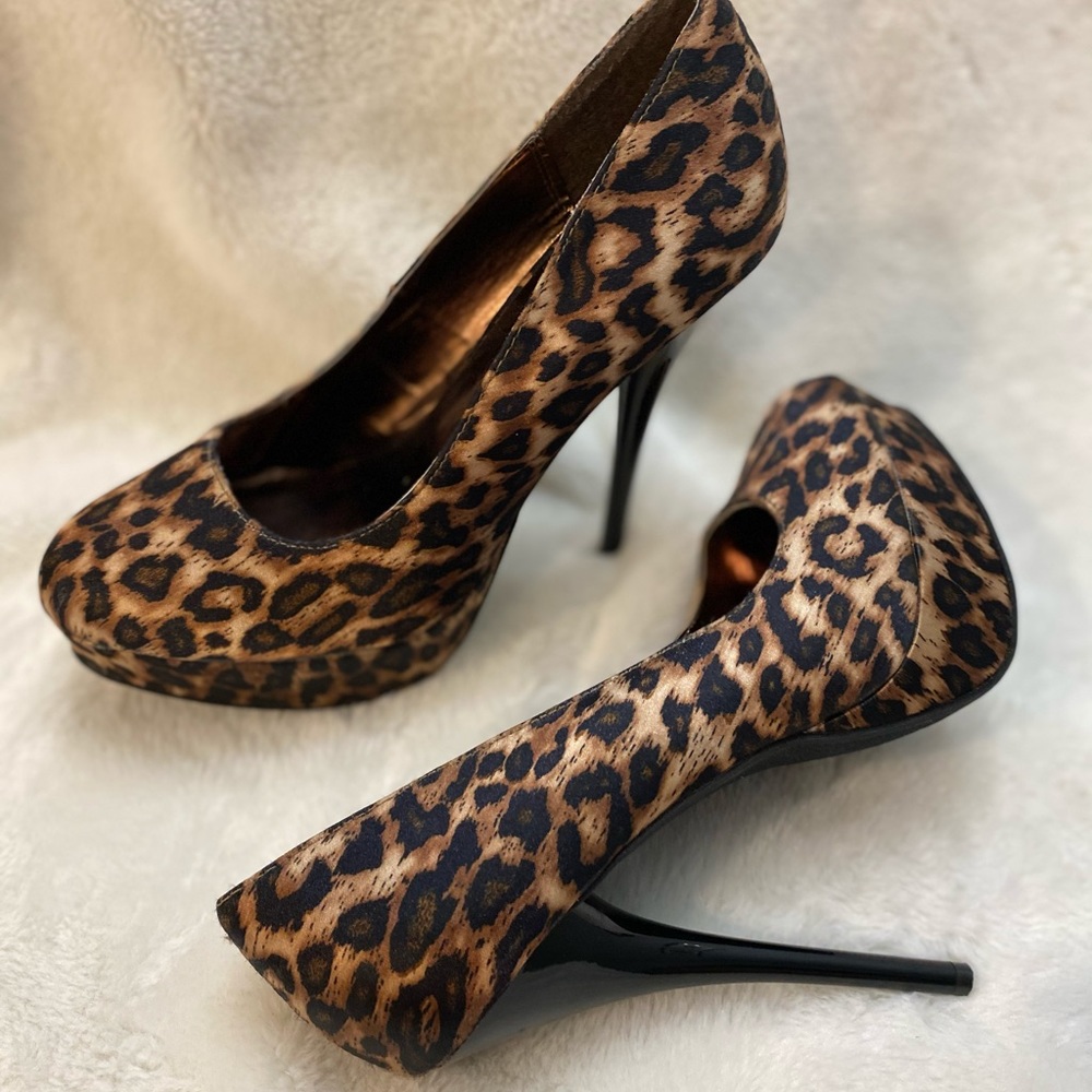 CHARLOTTE RUSSE BRAND ANIMAL PRINT PLATFORM HEELS